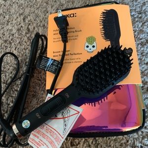 AMIKA mini hair straightener brush
